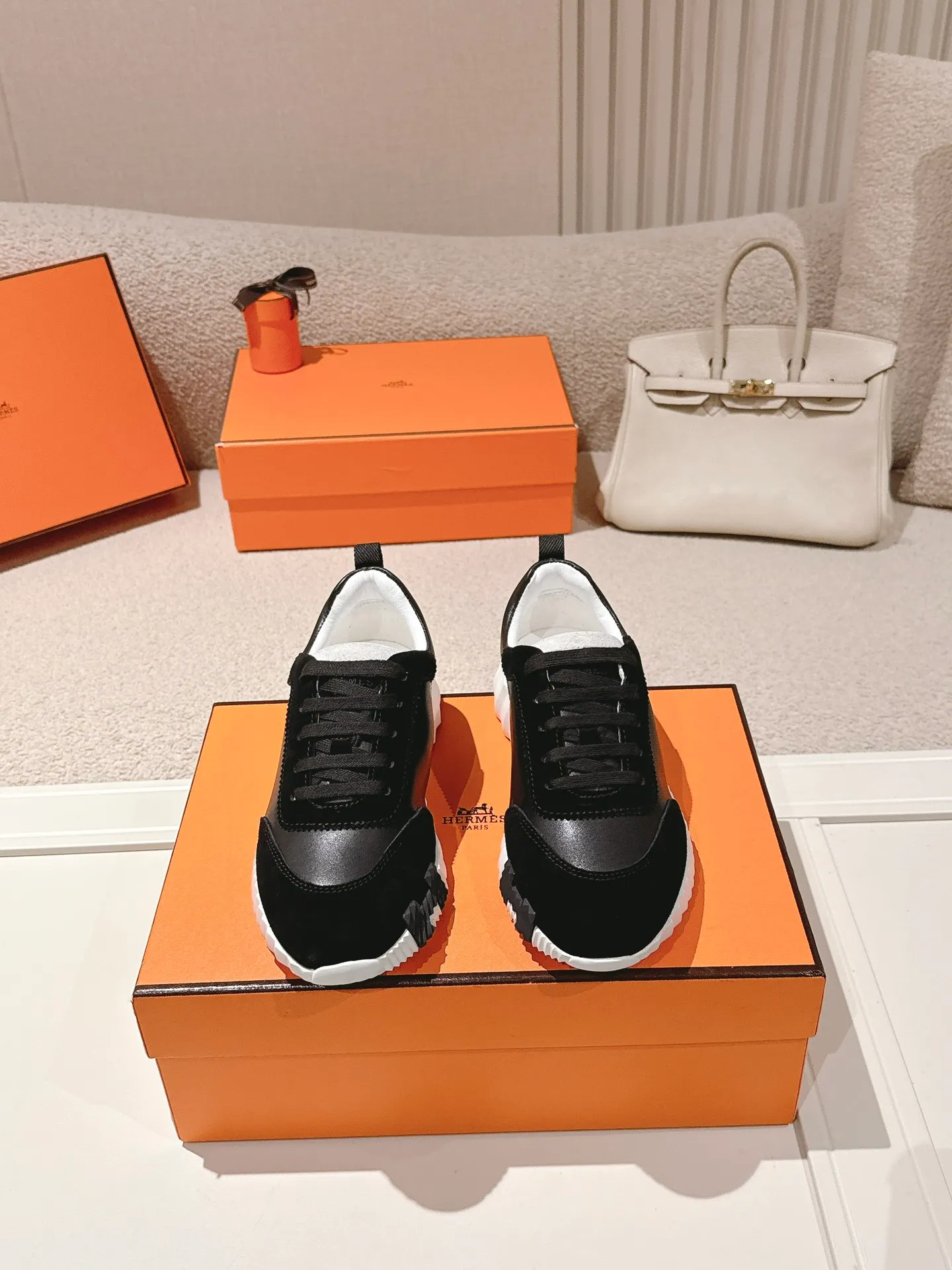 Men's shoes 💰600💰 Hermes top version # Hermès H family classic couple's casual sports shoes Couple's casual sports dad shoes combine high-tech canvas and suede goatskin, and are decorated with an exaggerated "H" letter on the rubber sole. The italic design and bright colors show vitality and continue the brand's design inspiration. Stroll around the city lightly and feel free and comfortable. Exquisitely packaged at the delivery counter 🛍📦 Fabric: Original special material and cow suede Lining: Customized breathable mesh Outsole: Open-molded TPU + rubber foam material Bottom thickness: 3CM Size: 35-45